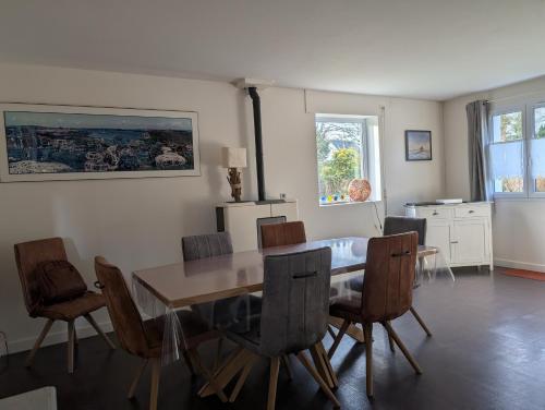 une salle à manger avec une table et des chaises dans l'établissement Maison proche Mer, à Pénestin