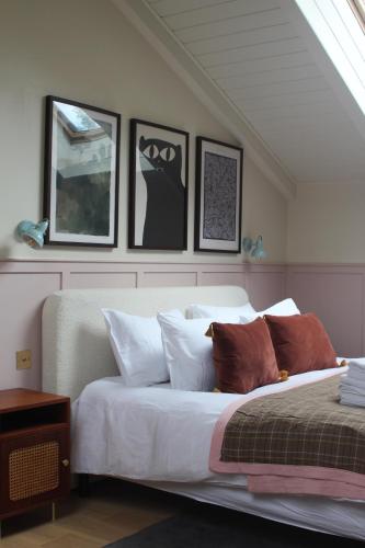 - une chambre avec un lit et trois photos sur le mur dans l'établissement Chalet sur une île privée avec SPA et SAUNA La Vie Sage, à Villennes-sur-Seine