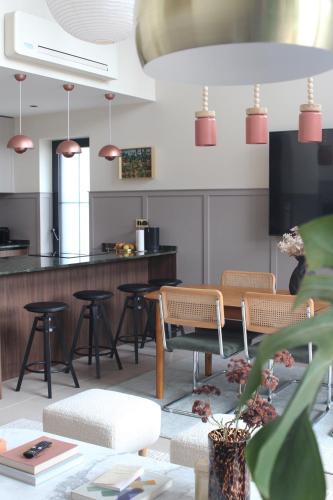 un salon avec des chaises et une table dans l'établissement Chalet sur une île privée avec SPA et SAUNA La Vie Sage, à Villennes-sur-Seine