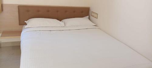 Giường trong phòng chung tại Sri Annapoorna Luxury Apartment - Serviced Apartment