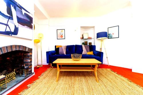 Χώρος καθιστικού στο Spacious 4-Bed Bristol | WiFi | Parking | Workspace