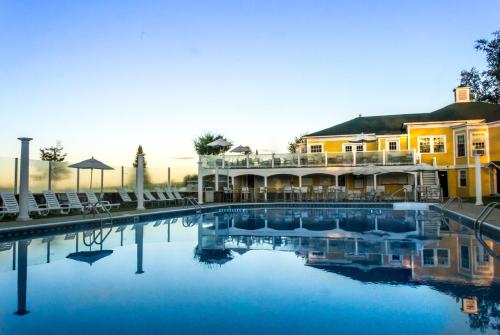 um hotel com piscina em frente a um edifício em Mountain View Grand Resort & Spa em Whitefield