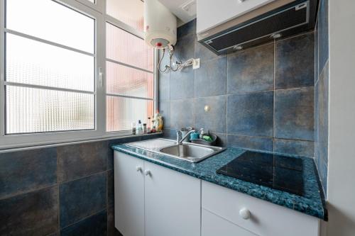 una cocina con fregadero y ventana en Casa Branca Apartments by TrIp2Portugal, en Funchal