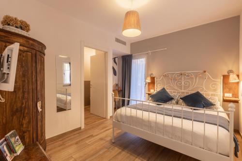 a bedroom with a large bed with a wooden floor at Il riccio di Ricciano in Casale Corte Cerro