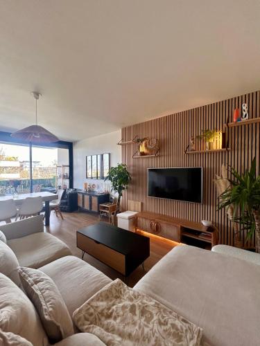 ブルージュにあるAppartement T2 au bord du lacのソファとテレビのあるリビングルーム