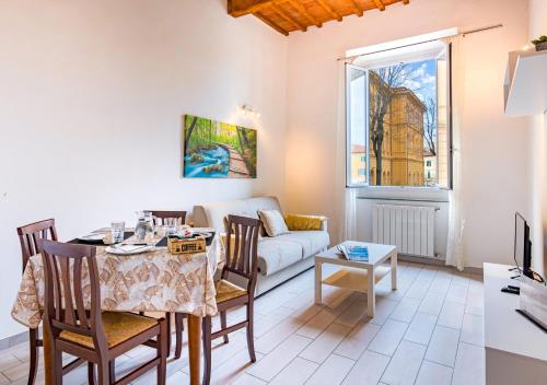 a living room with a table and a couch at Casa Mya-Relax al Porto, WiFi Veloce e Clima in Livorno
