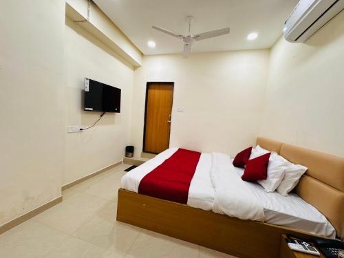 Televisyen dan/atau pusat hiburan di Hotel Shivlok