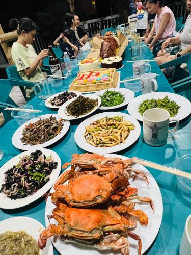 a table with a turkey and other dishes of food at AoJing Diving Resort澳鲸潜水温泉店 in Dauin