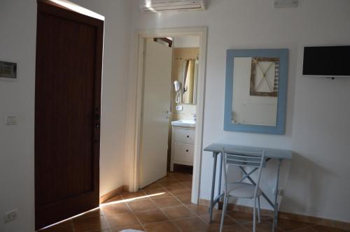 een badkamer met een blauwe tafel en een kruk bij Nonna Pina in Torre Canne