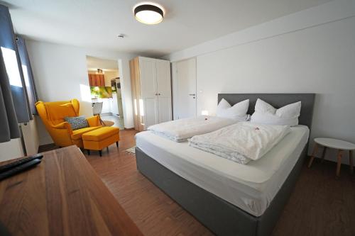 Postel nebo postele na pokoji v ubytování Gartenblick im Schwarzwaldhäusle