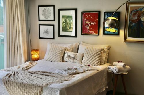 a bedroom with a bed with stuffed animals on it at Loft Rua Direita in Pirenópolis