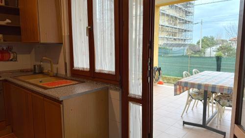 Dapur atau dapur kecil di SE151 Marzocca, comodo bilocale con terrazzo