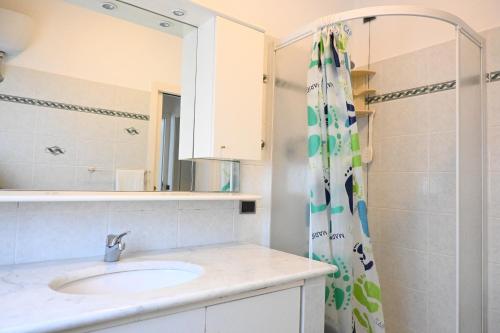 Bilik mandi di SE151 Marzocca, comodo bilocale con terrazzo