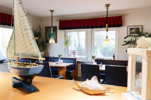 ein Spielzeugboot auf einem Tisch in der Unterkunft Aparthotel Leuchtfeuer Rügen in Glowe