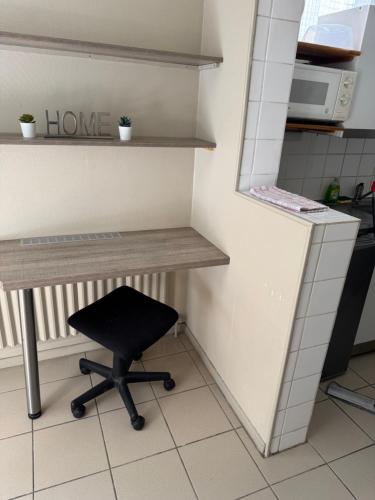 - un bureau dans la cuisine avec un tabouret noir dans l'établissement Studio au coeur de Valence 47, à Valence