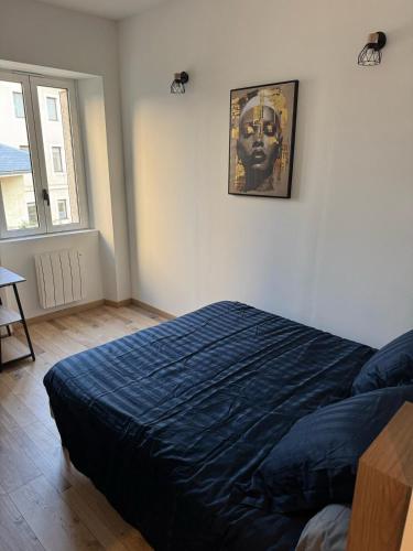 une chambre avec un lit avec une photo d'une tête sur le mur dans l'établissement Escapade savoyarde, à Chambéry