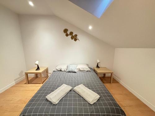 - une chambre avec un grand lit et 2 tables dans l'établissement Les 3 Frontières Luxembourg Grand Parking Wifi, à Herserange