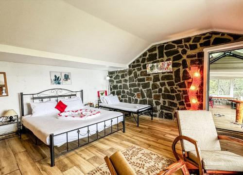 Ένα ή περισσότερα κρεβάτια σε δωμάτιο στο Manas Valley View bungalow by Xacro Xperiences