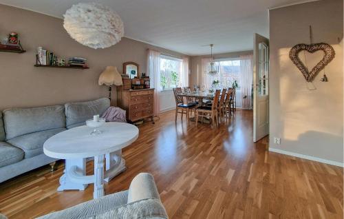 Gallery image of 4 Bedroom Amazing Home In Röke in Röke