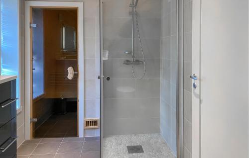 Ένα μπάνιο στο Cozy Home In Stryn With Sauna