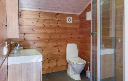 Ένα μπάνιο στο Cozy Home In Stryn With Sauna