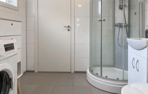 a bathroom with a shower and a sink at Gorgeous Home In Åheim in Åheim