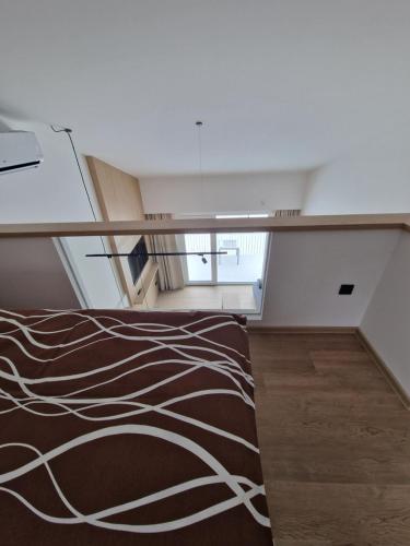Una cama o camas en una habitación de Apartmány Karolínka