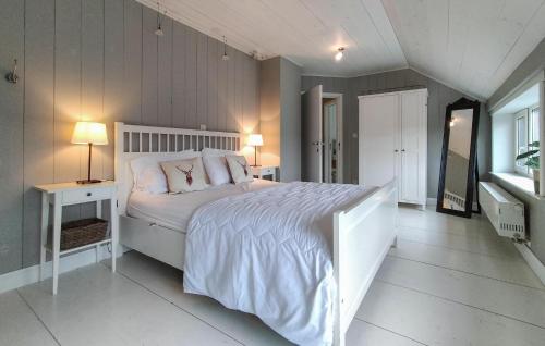 Ένα ή περισσότερα κρεβάτια σε δωμάτιο στο Awesome Home In Baraque De Fraiture