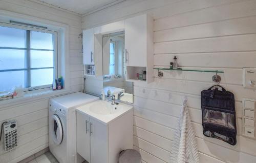 Bilik mandi di Gorgeous Home In Eivindvik With Wifi