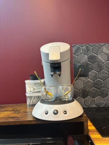 une cafetière posée sur un comptoir avec deux bols dans l'établissement Love Room Redroom, à Voiron