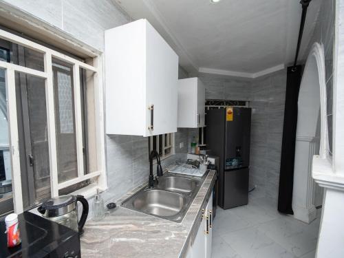 Η κουζίνα ή μικρή κουζίνα στο Lapaz Comfort Suites