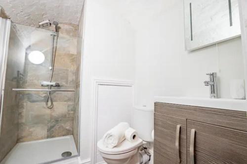 O baie la WhiskAwayHomes - Shaw Street - Apartment 2