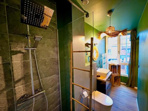 une salle de bain avec douche et toilettes dans l'établissement Jurassique Reims, à Reims