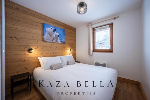 - une chambre avec un lit blanc et un mur en bois dans l'établissement Val Morel Beautiful flat close heart of ski resort, à Valmorel