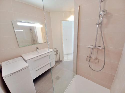 une salle de bain avec douche et lavabo dans l'établissement Appartement T2 Port Fréjus - WIFI CLIM, à Fréjus