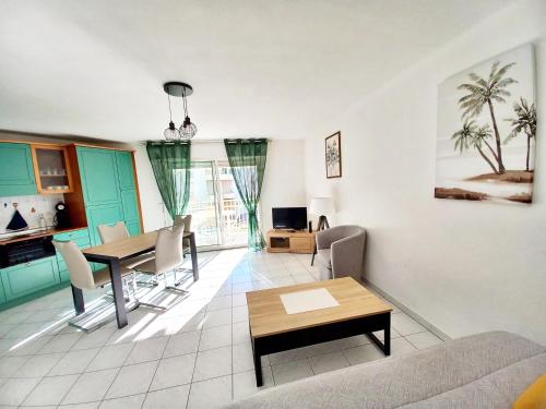 un salon avec un canapé et une table dans l'établissement Appartement T2 Port Fréjus - WIFI CLIM, à Fréjus