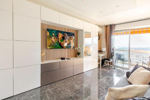 un salon avec un canapé et un tableau au mur dans l'établissement Vue mer et montagne panoramique, à Nice