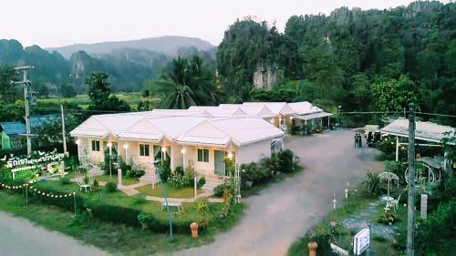 an aerial view of a house with a road at รักเขาแอนด์บ้านมุง in Ban Mung