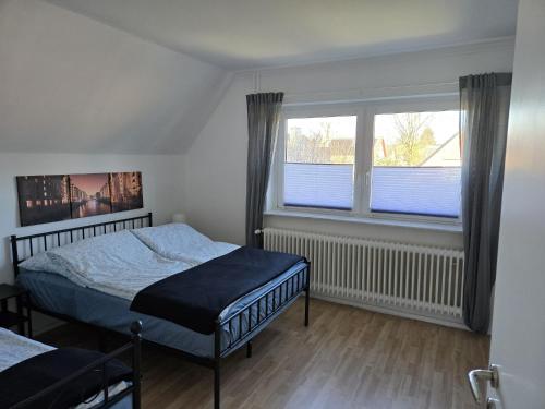 a bedroom with a bed and a window at Moderne Traum-Ferienwohnung Flughafen und Zentrumsnah in Hamburg