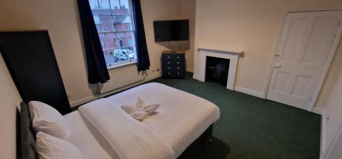 Postel nebo postele na pokoji v ubytování QUICK ROOMz WAKEFIELD