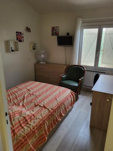 une chambre avec un lit, une chaise et une fenêtre dans l'établissement Villa proche massif des maures, à Vidauban