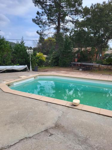 - une piscine dans une allée avec une table de pique-nique dans l'établissement Villa proche massif des maures, à Vidauban