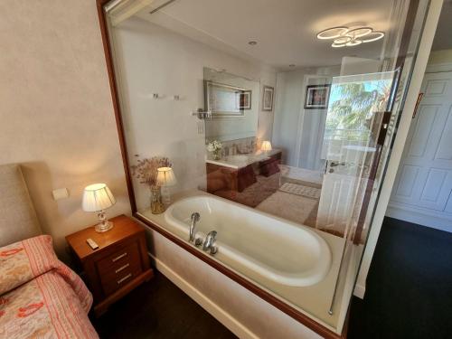 ein großes Badezimmer mit Badewanne und Dusche in der Unterkunft Luxury 2 bedrooms Apartment in La Carihuela Torremolinos 20 meters in from of beach in Torremolinos