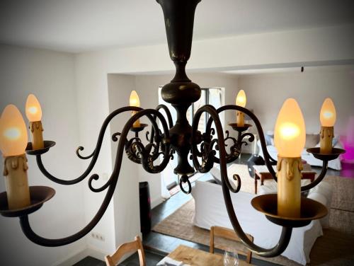 a chandelier with candles in a room at Neu! ULENHUUS Mecklenburgische Schweiz Laage Güstrow Rostock Port Bed and Breakfast - Pension -Ferienhaus - Familienurlaube bis 10 Personen in Kuhs