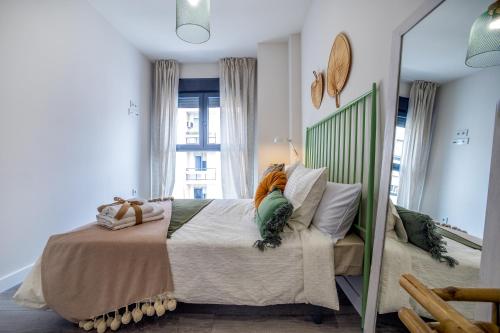 een slaapkamer met een bed en een grote spiegel bij Luxurys Costasol33 Aptos 1 y 2 in Córdoba