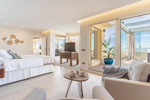 En eller flere senge i et værelse på Infinity Blue Penthouse