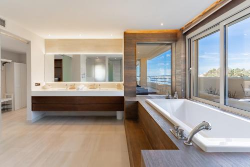 Et badeværelse på Infinity Blue Penthouse