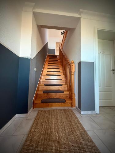 a staircase with wooden steps in a house at Neu! ULENHUUS Mecklenburgische Schweiz Laage Güstrow Rostock Port Bed and Breakfast - Pension -Ferienhaus - Familienurlaube bis 10 Personen in Kuhs