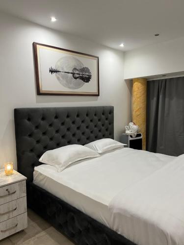เตียงในห้องที่ Cozy Escape