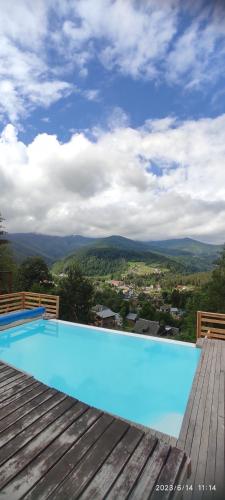 una piscina con vista sulle montagne di Karpatski Dzherela a Jaremče